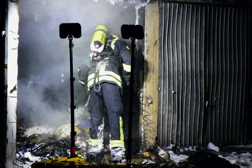 Feuer Hinterhof Garagen Koeln Hoehenberg Olpenerstr P091.JPG - Miklos Laubert